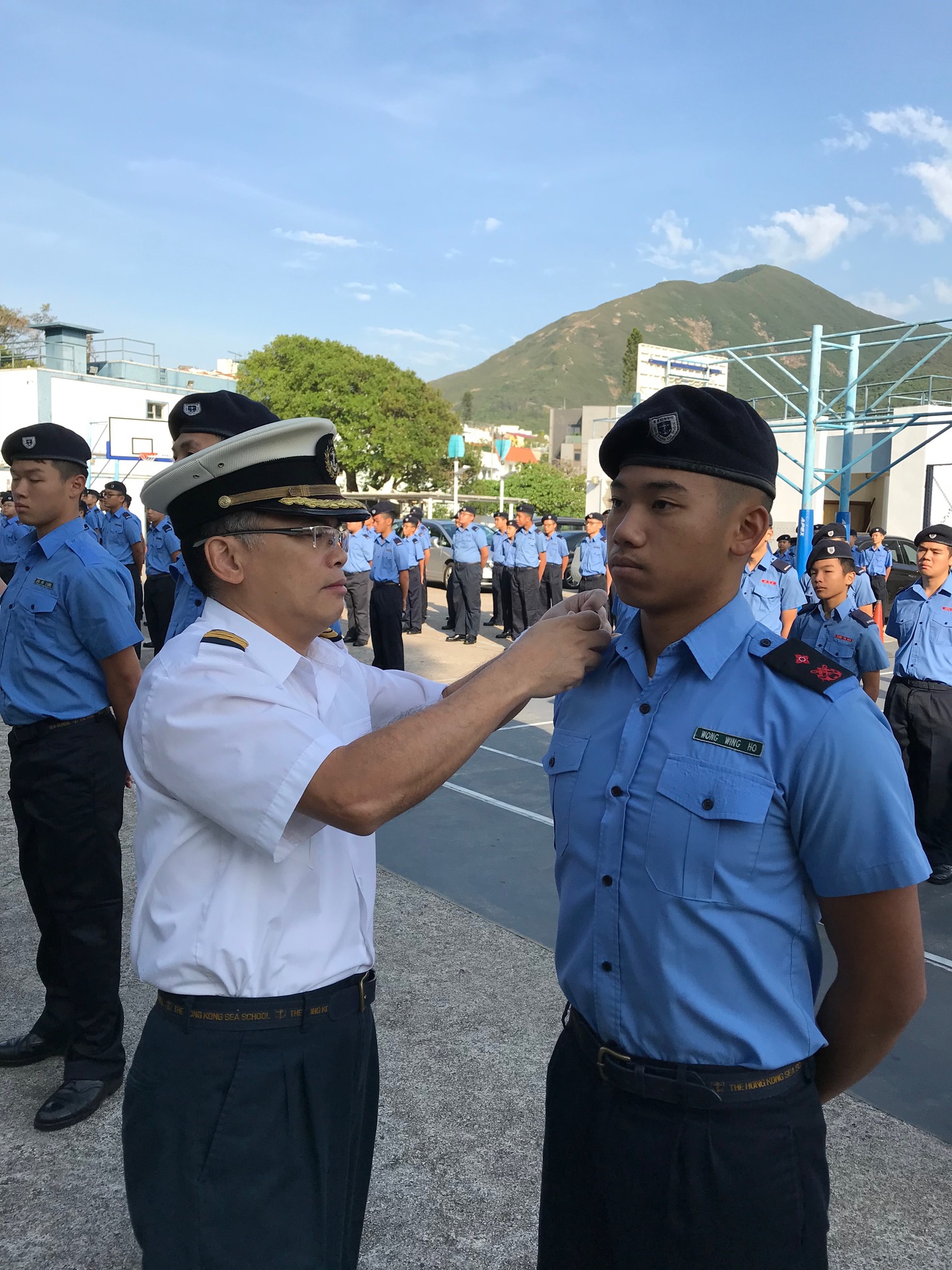 升旗禮後頒受領袖生肩章